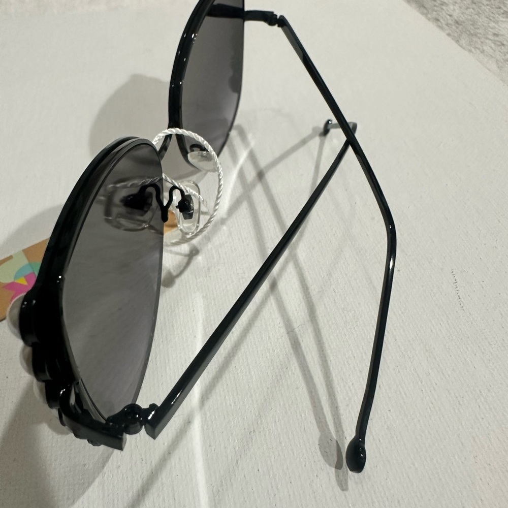 Black frame Sunglasses with Pearl Accents. NWT - Picture 4 of 6